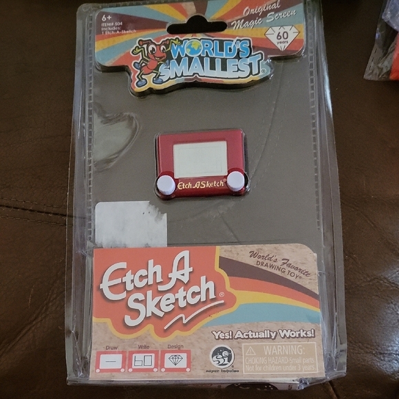 World's Smallest Etch A Sketch Toy New - Picture 1 of 3